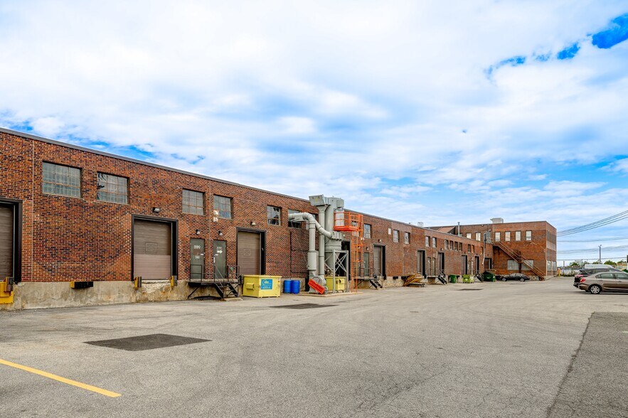More Photos Of 500-600 Rue Hodge, Montréal Warehouse For Lease
