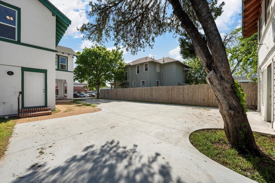 More Photos Of 1314 N 15th St, Waco General Retail For Sale