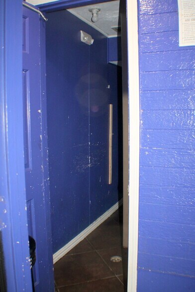 More Photos Of 3907 1/2 Canal St, Houston Bar For Lease