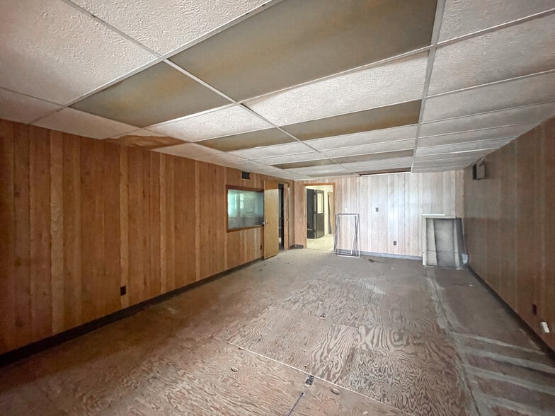 More Photos Of 2303 SE 14th St, Des Moines Warehouse For Lease