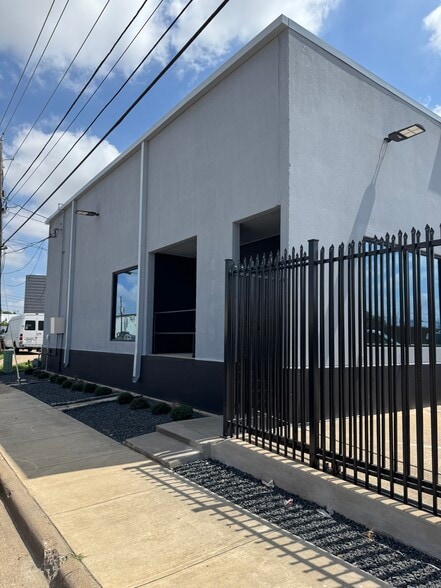 More Photos Of 4746 Memphis St, Dallas Light Distribution For Lease