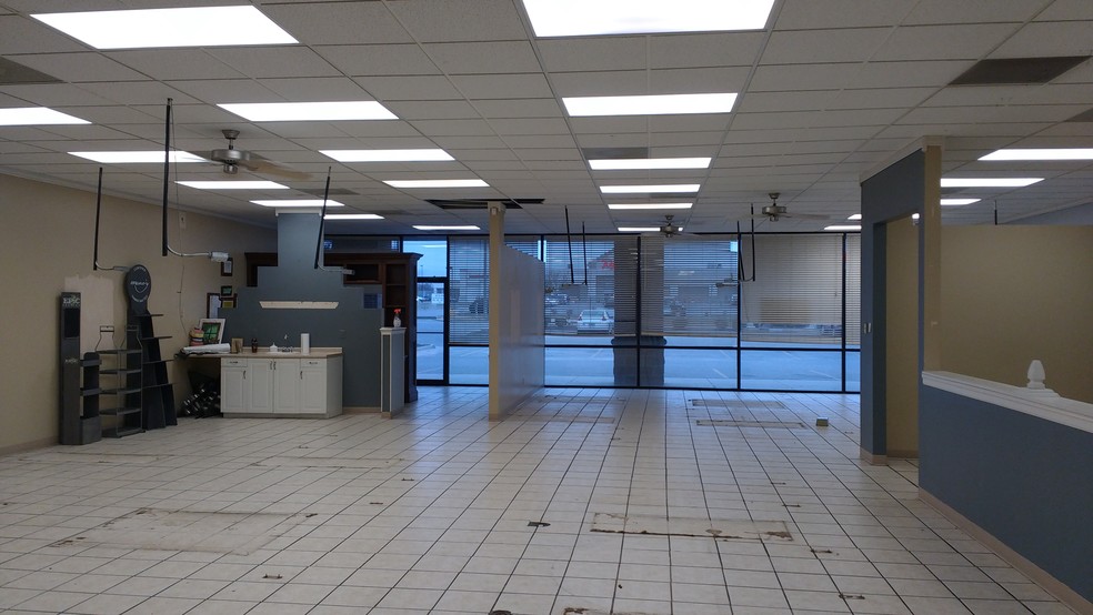More Photos Of 3700-3708 N Woodlawn Blvd, Wichita Storefront Retail Office For Lease
