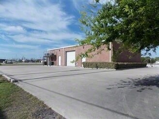 More Photos Of 118 6th St N, Texas City Showroom For Sale