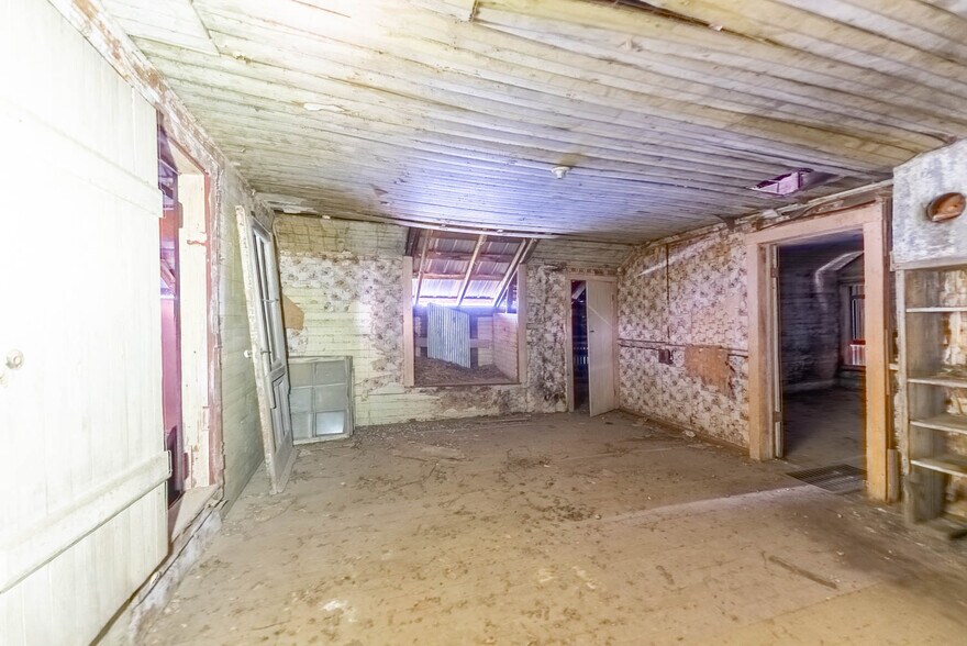 More Photos Of 14597 US-63, Vichy General Retail For Sale