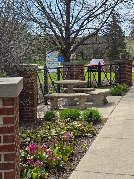 More Photos Of 1500 W Market St, Mequon Medical For Lease