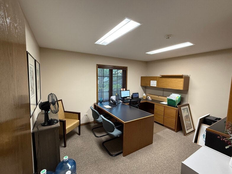 More Photos Of 475 W Terra Cotta Ave, Crystal Lake Office For Lease