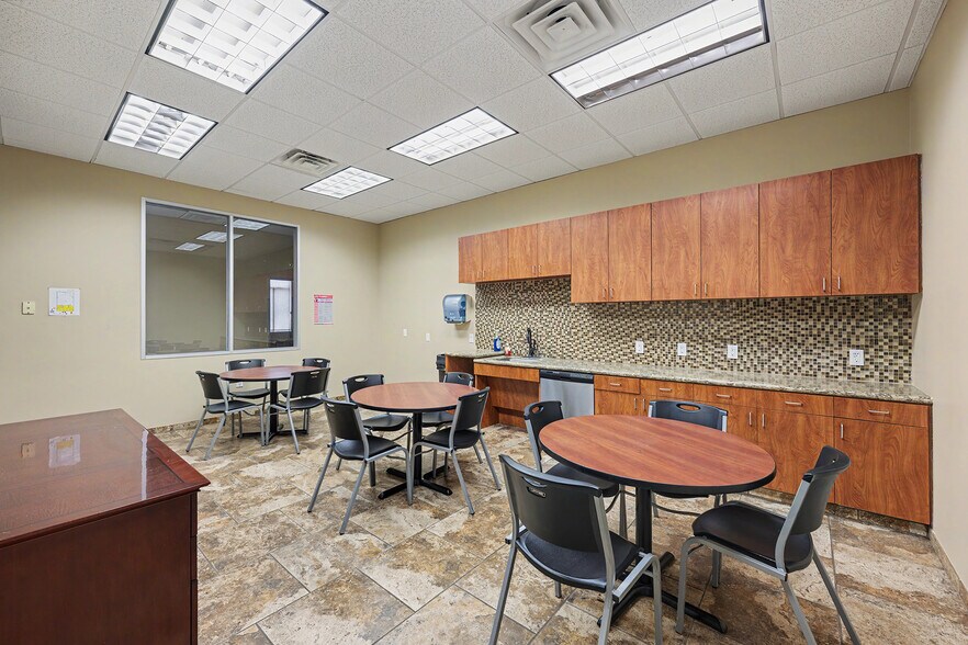 More Photos Of 519 Rankin Park N, Houston Warehouse For Lease