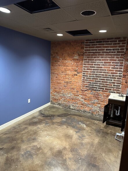 More Photos Of 221 S Tryon St, Charlotte Storefront Retail Office For Sale