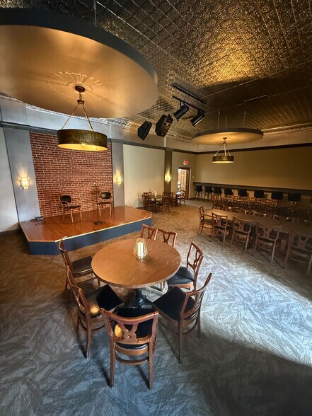 More Photos Of 101 N 2nd St, Vincennes Flex For Sale