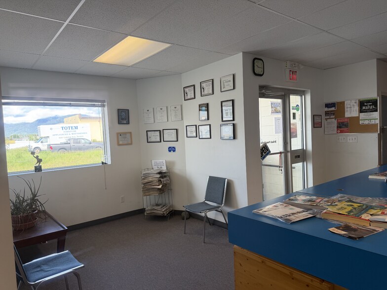 More Photos Of 3210 Clinton St, Terrace Flex For Sale