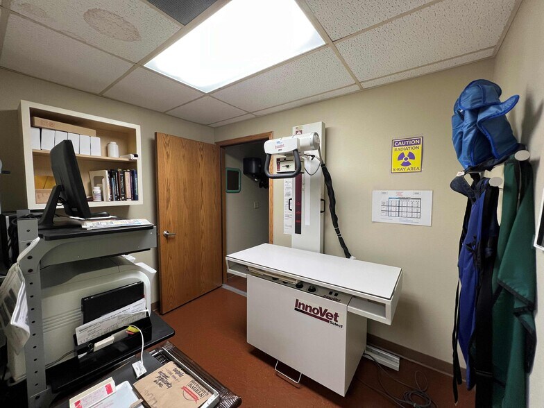 More Photos Of 2739 6th St SW, Cedar Rapids Veterinarian Kennel For Sale