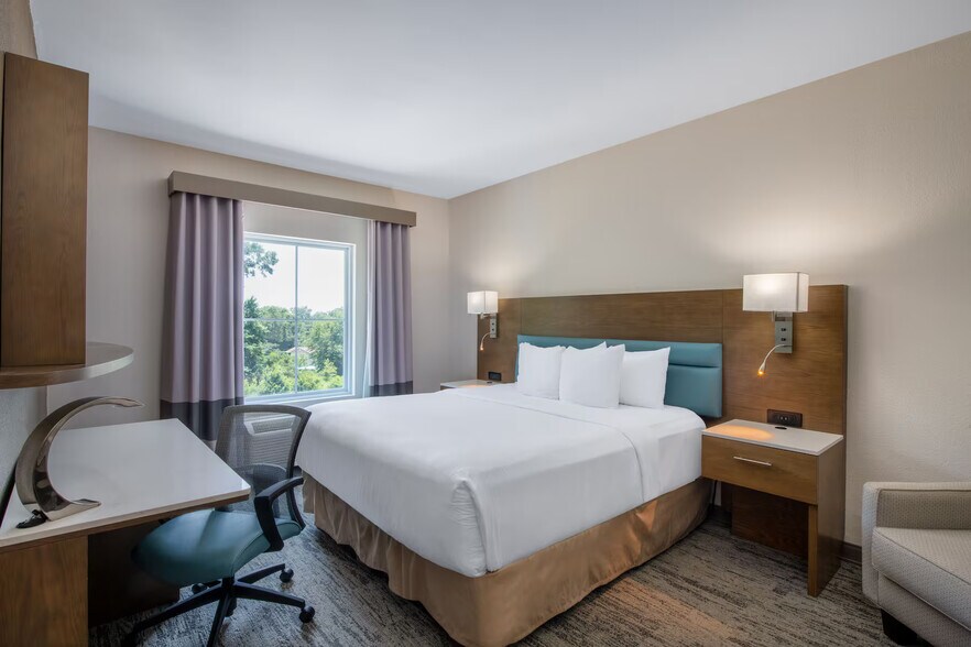 More Photos Of 1978 Village Green Way, Tallahassee Hotel For Sale