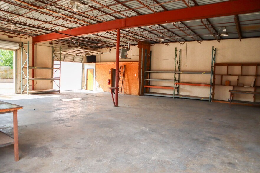 More Photos Of 9807 McCullough Ave, San Antonio Showroom For Sale