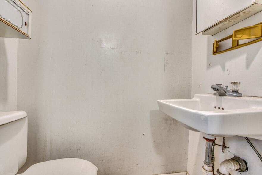 More Photos Of 713 Pratt St, Baltimore Freestanding For Sale