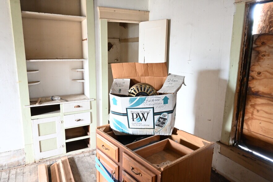 More Photos Of 937 W Wooster Rd, Barberton Storefront Retail Residential For Sale