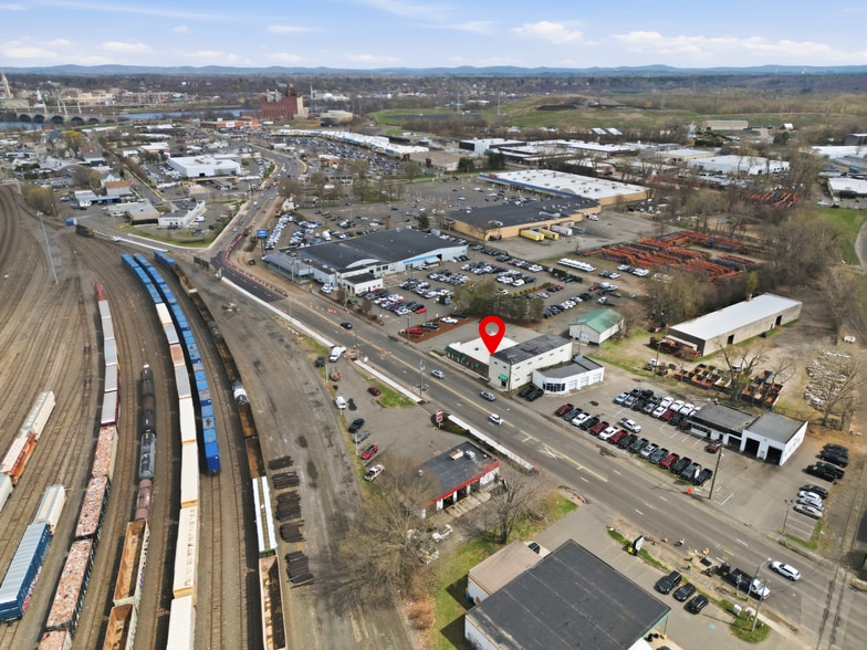 More Photos Of 733-759 Memorial Ave, West Springfield Showroom For Lease