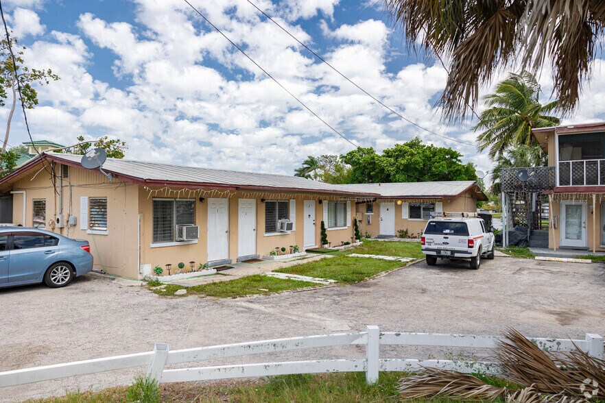 Primary Photo Of 3137-3181 Bayshore Dr, Naples Apartments For Sale