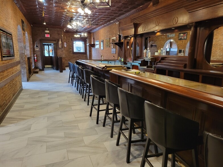 More Photos Of 90 E Jefferson St, Franklin Specialty For Lease