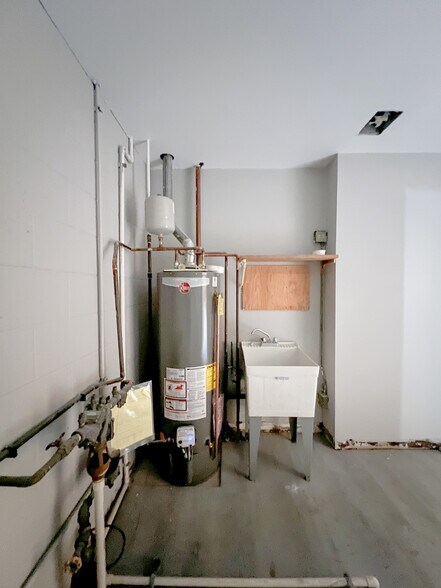 More Photos Of 1541-1543 Bourbon Pky, Streamwood Light Distribution For Lease