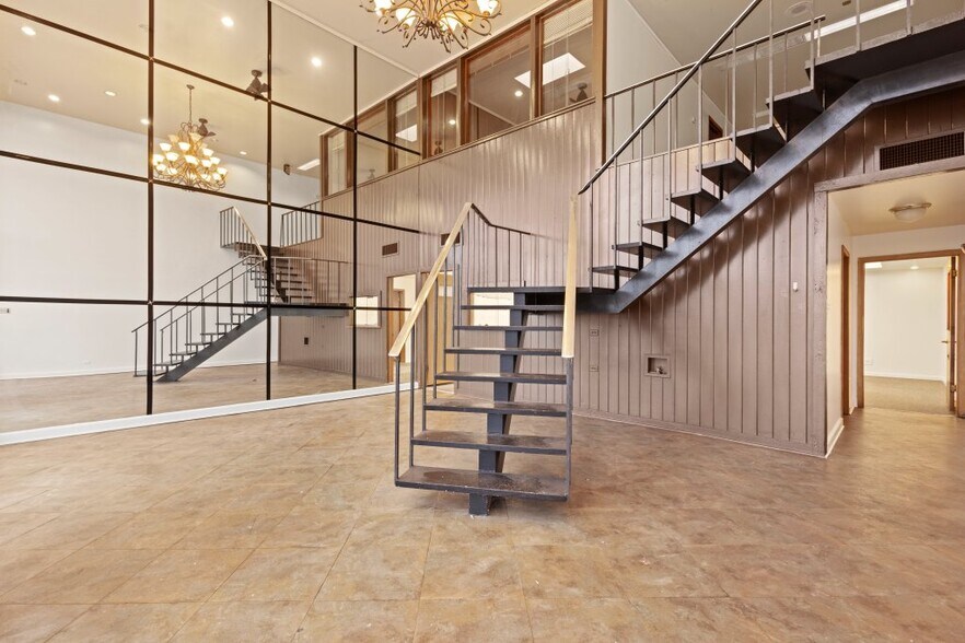 More Photos Of 6549 North Ave, Oak Park Office Residential For Lease