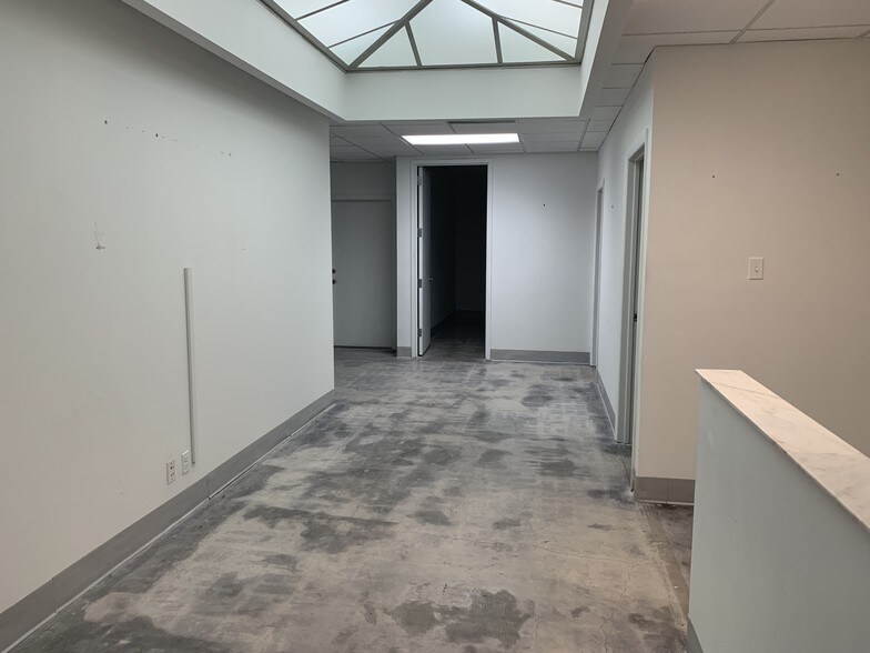 More Photos Of 2021 Tyler St, Hollywood Office For Lease