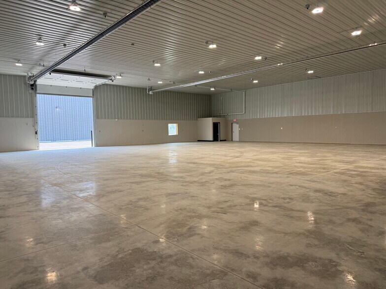 More Photos Of 3914 Indianapolis Rd, Columbus Warehouse For Lease