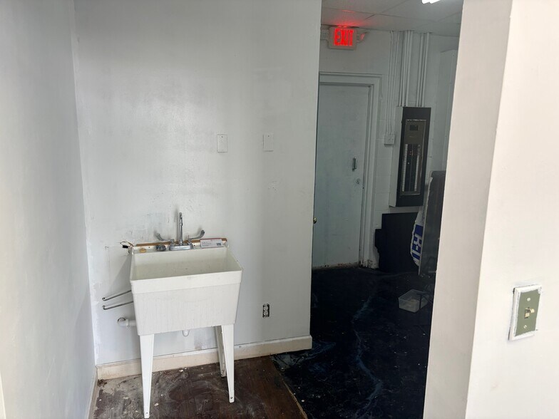 More Photos Of 427 S Church St, Saint Peters Storefront Retail Office For Lease