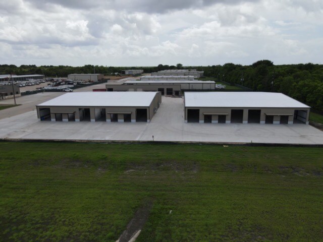 More Photos Of 4303-4307 Chance Ln, Rosharon Warehouse For Lease