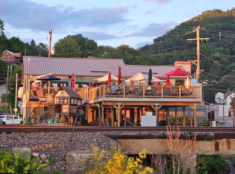 More Photos Of 115 N Shore Dr, Fountain City Restaurant For Sale