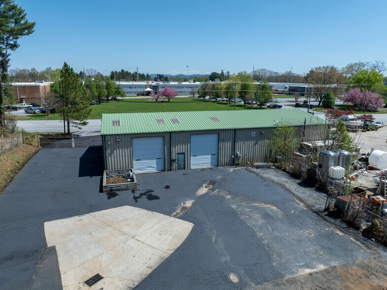 More Photos Of 2997 Spartanburg Hwy, East Flat Rock Warehouse For Lease