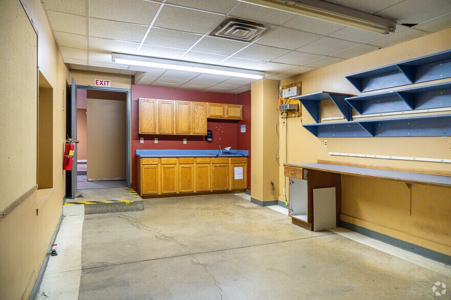 More Photos Of 9941 N Alpine Rd, Machesney Park Warehouse For Lease