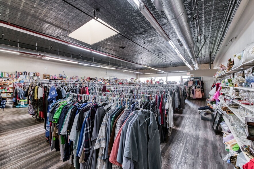 More Photos Of 137 N L St, Dinuba Storefront Retail Residential For Sale