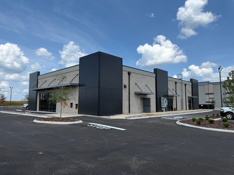 More Photos Of 750 Lovers Ln, Bowling Green General Retail For Lease