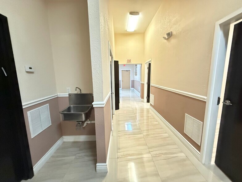 More Photos Of 2950 W Griffin Rd, Fort Lauderdale Freestanding For Lease