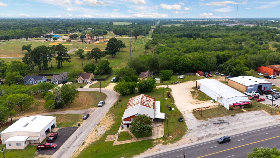 More Photos Of 805 N Magnolia Ave, Luling Flex For Sale