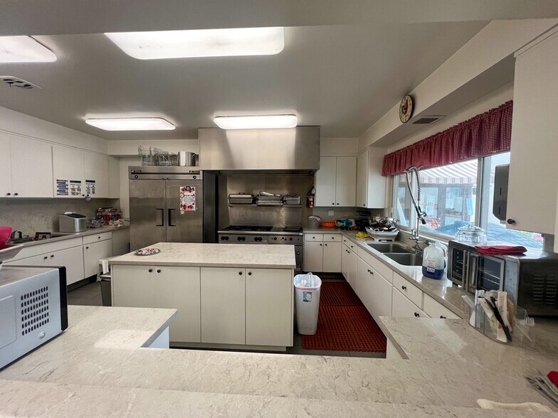 More Photos Of 1100 N Poinsettia Ave, Manhattan Beach Religious Facility For Lease