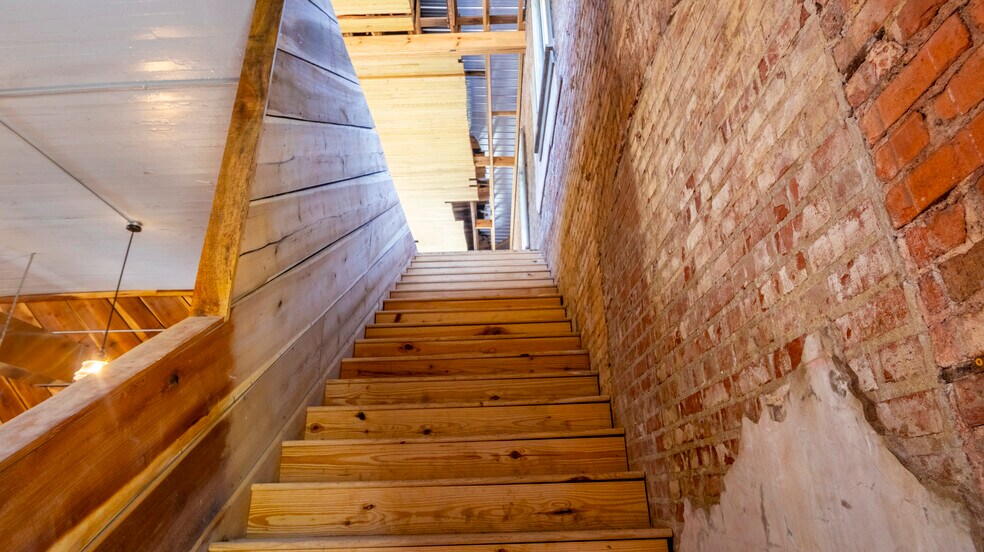 More Photos Of 18109 Main St, Woodbury Storefront Retail Office For Sale