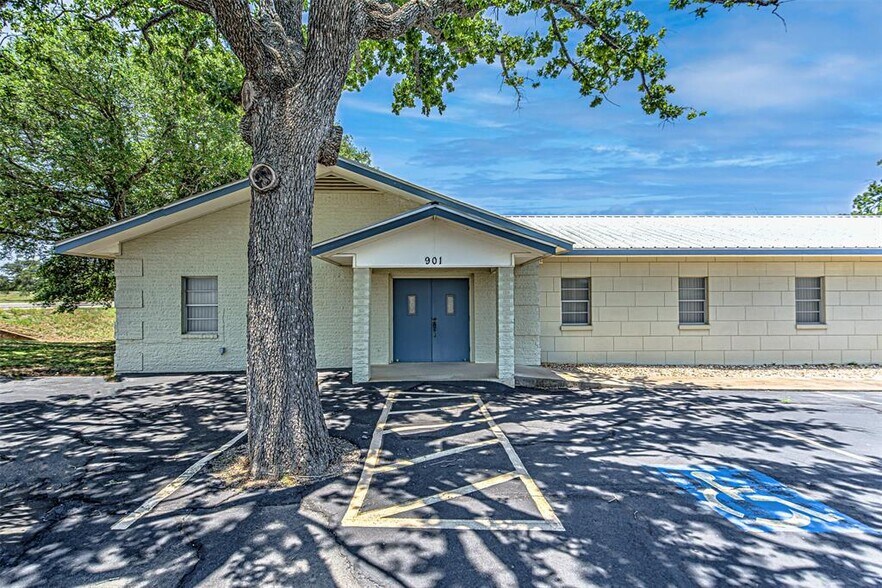 More Photos Of 901 Lillian Dean, Buchanan Dam Flex For Sale