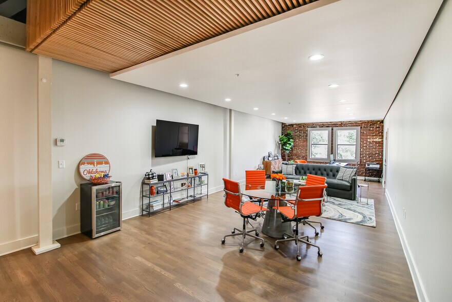 More Photos Of 225 S Knoblock St, Stillwater Storefront For Sale