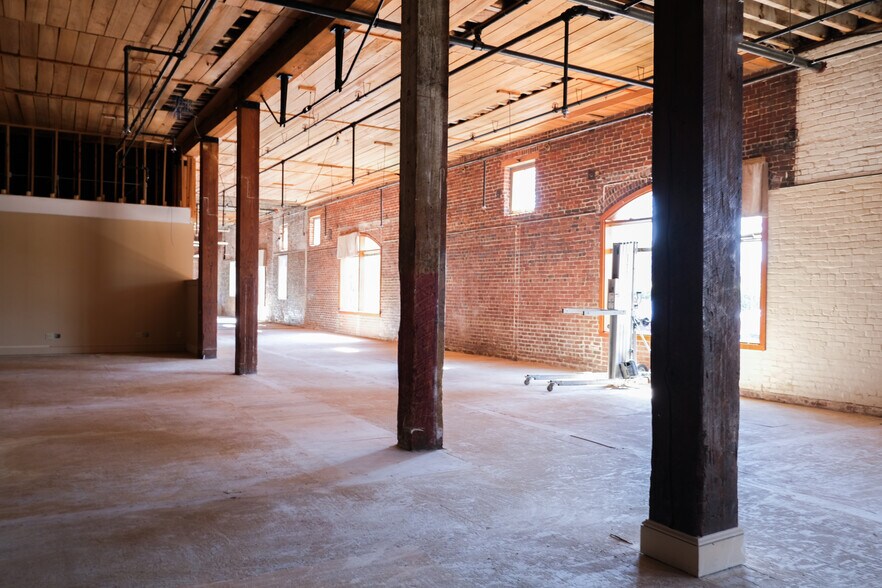 More Photos Of 200 N Canal St, Natchez Flex For Sale