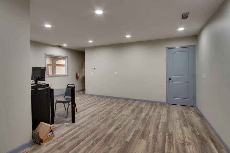 More Photos Of 25137 Outer Road 27, Wayland Auto Repair For Lease