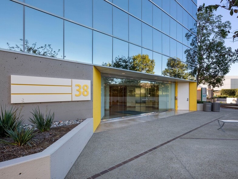 More Photos Of 2 Executive Cir, Irvine Unknown For Lease