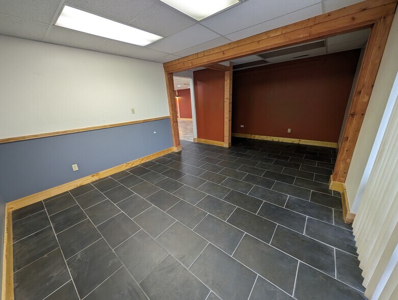 More Photos Of 8421 University Ave, Clive Office Residential For Lease