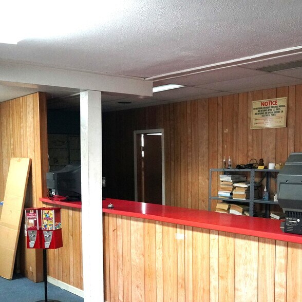 More Photos Of 1900 8th Ave, Parkersburg Garden Center For Sale