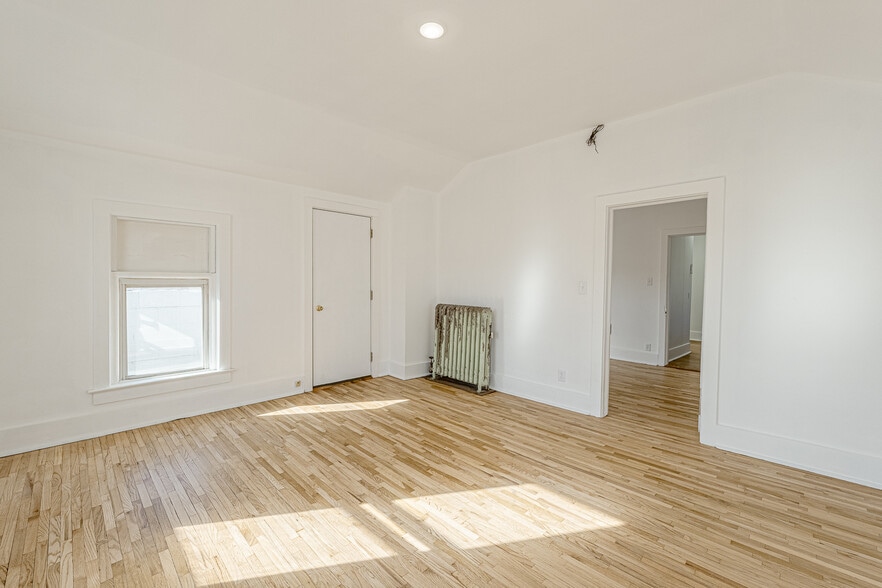 More Photos Of 127 W Main St, Belleville Restaurant For Sale