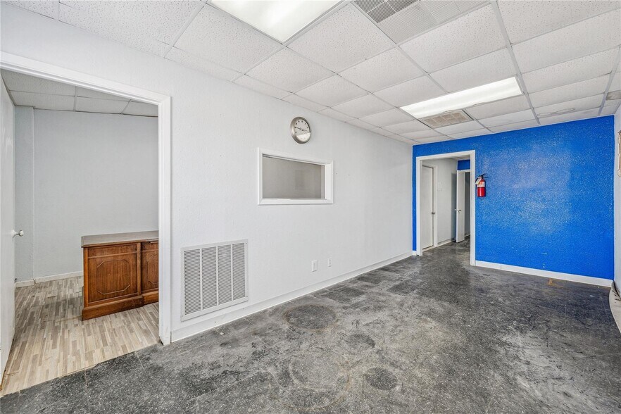 More Photos Of 1497 W Highway 67, Glen Rose Flex For Lease