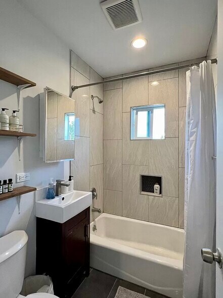 More Photos Of 3121 Silver Lake Blvd, Los Angeles Apartments For Sale