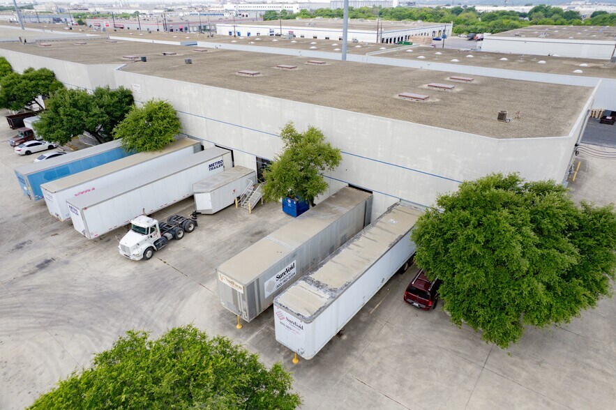 More Photos Of 5813 Distribution, San Antonio Warehouse For Lease