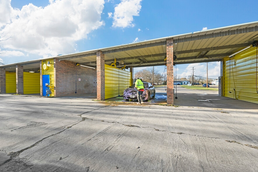 More Photos Of 805 Poindexter Ave, Cleburne Carwash For Sale