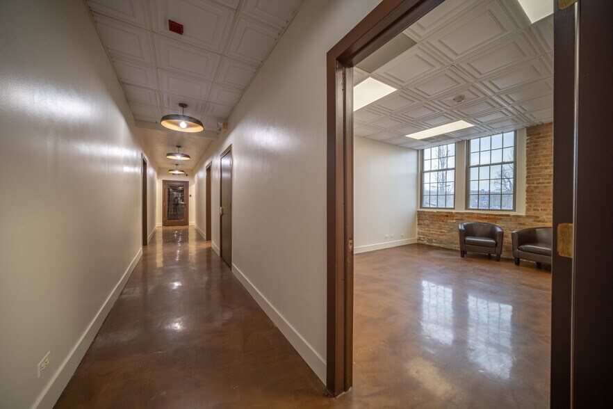 More Photos Of 76-80 S Grove Ave, Elgin Office For Lease